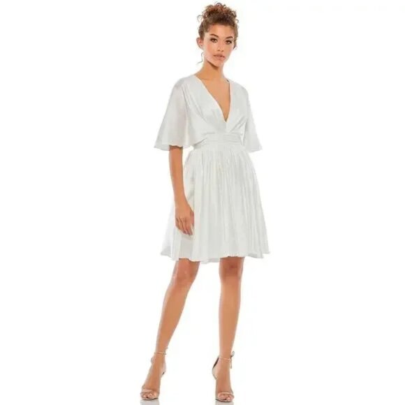 NWT Mac Duggal White Cape Short Sleeve Satin Cocktail Dress Size 2 - Picture 1 of 4